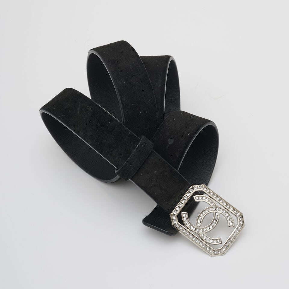 Chanel, Printemps/Eté 2018. Ceinture en daim noir à boucle CC strassée. Chanel, S... - 2