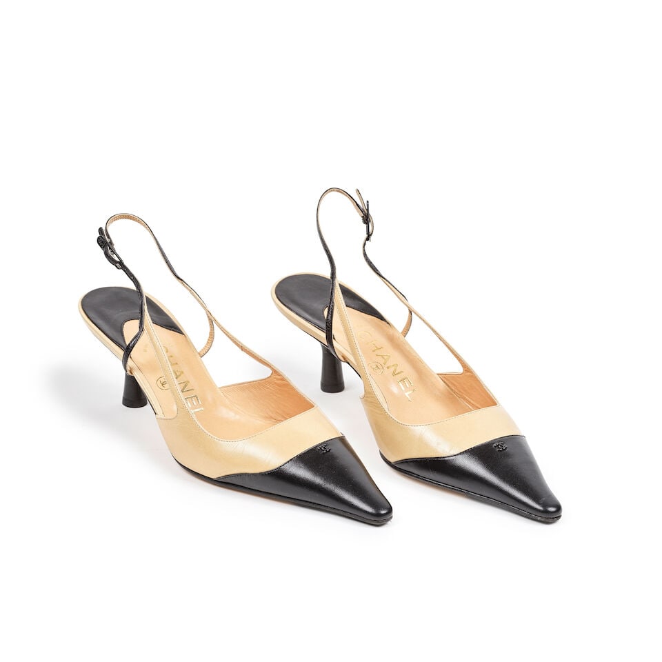 Chanel. Paire d'escarpins slingback en cuir agneau bicolore. Chanel. Pair of two-tone lambskin ...: Chanel. Paire d'escarpins slingback en cuir agneau bicolore. Chanel. Pair of two-tone lambskin slingback pumps. Directeur artistique: Karl Lagerfeld. Pointure/Size: 37. Talon/Heels : 5,5 cm. Footnotes