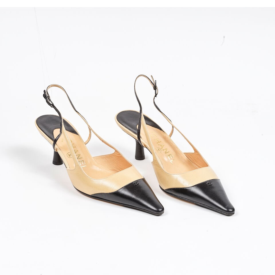 Chanel. Paire d'escarpins slingback en cuir agneau bicolore. Chanel. Pair of two-tone lambskin ... - 2