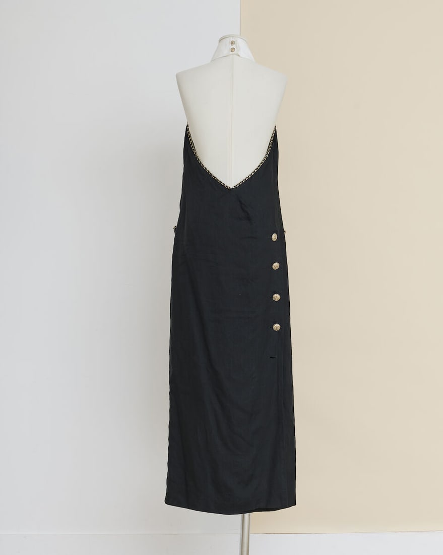 Chanel, collection Croisière 'Coco' 2020. Robe longue dos nu en lin noir gansé de chai... - 2