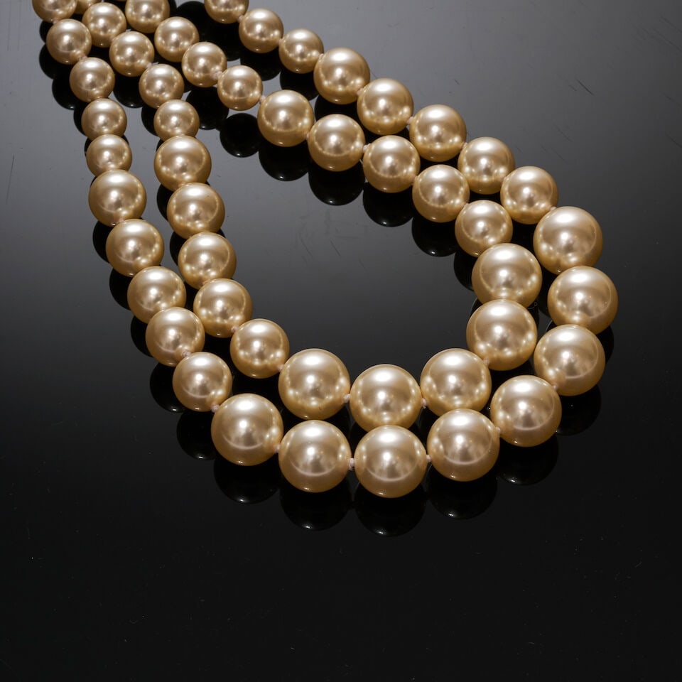 Chanel, collection Automne/Hiver 2014. Collier sautoir croisé de perles blanches d'imitatio... - 2