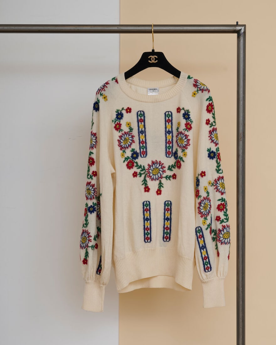 Chanel, collection Métiers d'Art 'Paris - Salzbourg' 2015. Pull en laine écru brod...: Chanel, collection Métiers d'Art 'Paris - Salzbourg' 2015. Pull en laine écru brodé de fleurs de montagnes. Chanel, 2015 'Paris-Salzburg' Métiers d'Art collection. Ecru wool