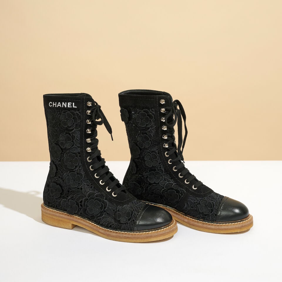 Chanel. Paire de bottines à lacets en cuir et daim noir ajouré de camélias. Chane...: Chanel. Paire de bottines à lacets en cuir et daim noir ajouré de camélias. Chanel. Pair of black leather and suede lace-up ankle boots featuring camellia cut-outs. Pointure indiqué
