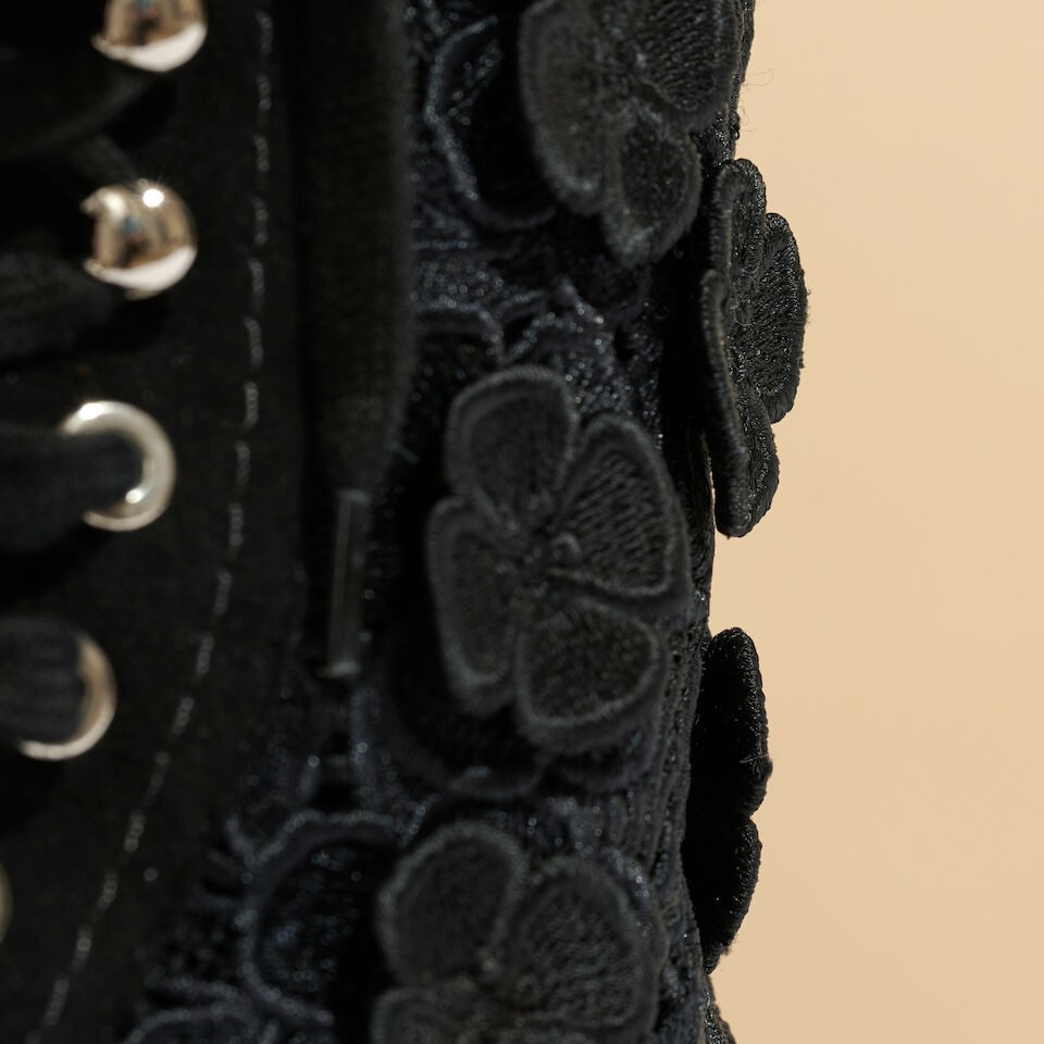 Chanel. Paire de bottines à lacets en cuir et daim noir ajouré de camélias. Chane... - 2