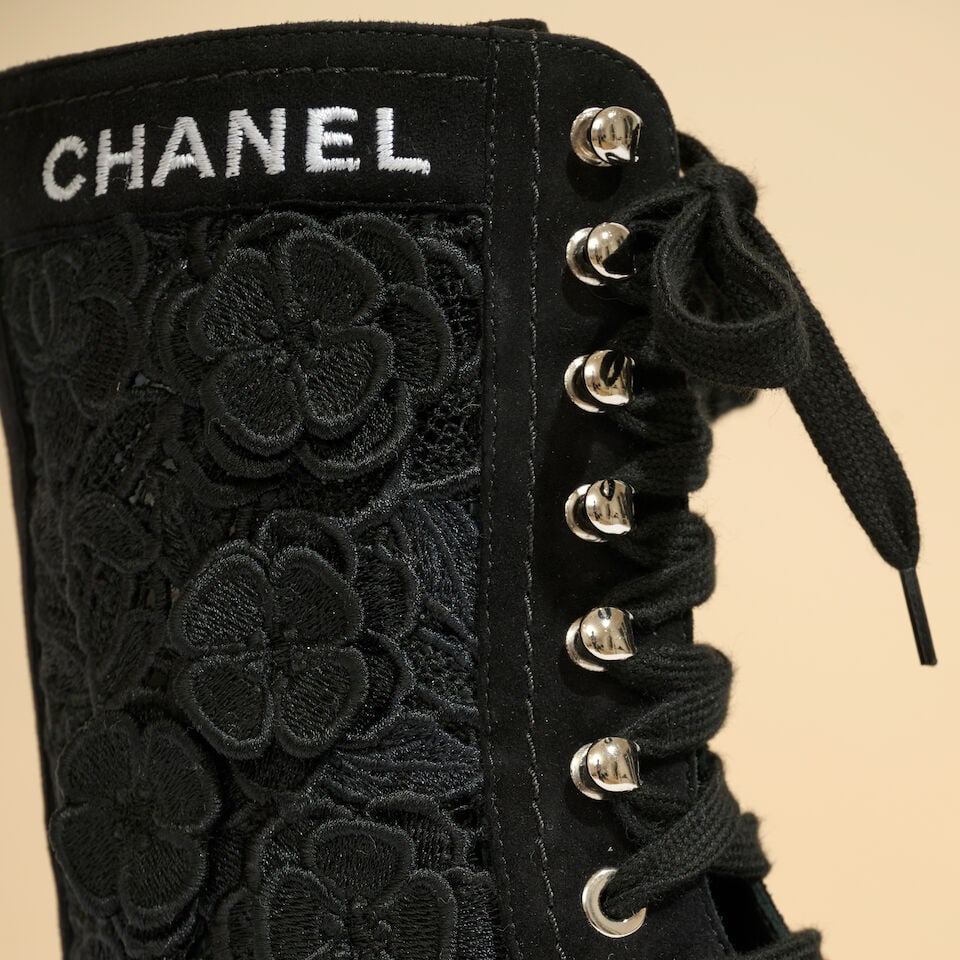 Chanel. Paire de bottines à lacets en cuir et daim noir ajouré de camélias. Chane... - 3