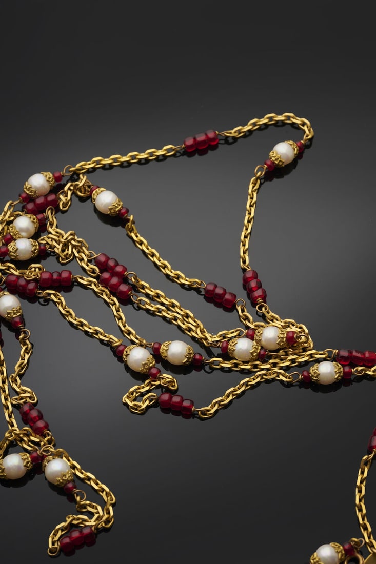 Chanel, circa 1983. Long sautoir chaine doré entrecoupée de perles rouges et perles d'... - 2