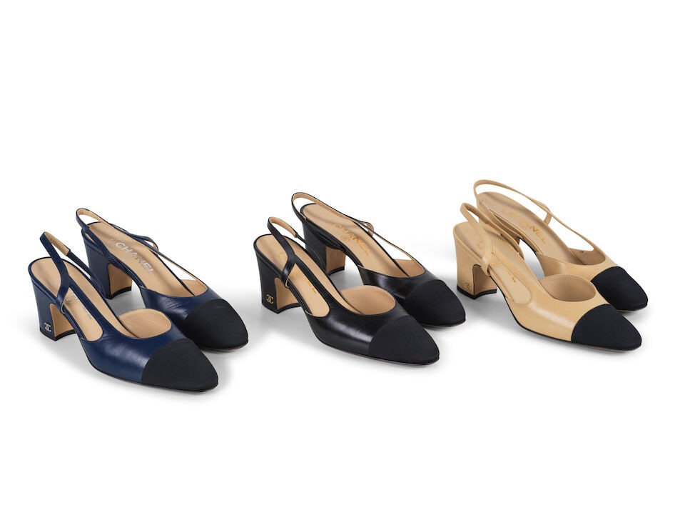 Chanel. Trois paires de Slingback bicolores en cuir agneau beige, noir et marine. Chanel. Three ...: Chanel. Trois paires de Slingback bicolores en cuir agneau beige, noir et marine. Chanel. Three pairs of two-tone Slingback shoes in beige, black and navy lambskin leather. Condition grade: A. Pointur