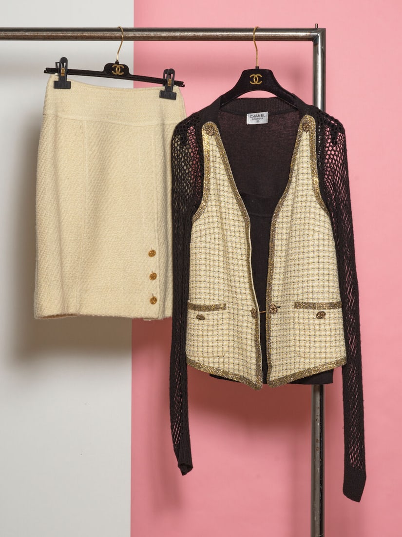 Chanel Boutique, collection Prêt-à-Porter, début des année 2000. Ensemble en...: Chanel Boutique, collection Prêt-à-Porter, début des année 2000. Ensemble en tweed écru et lainage noir. Chanel Boutique, Ready-to-Wear collection, early 2000s. Ensemble in ec