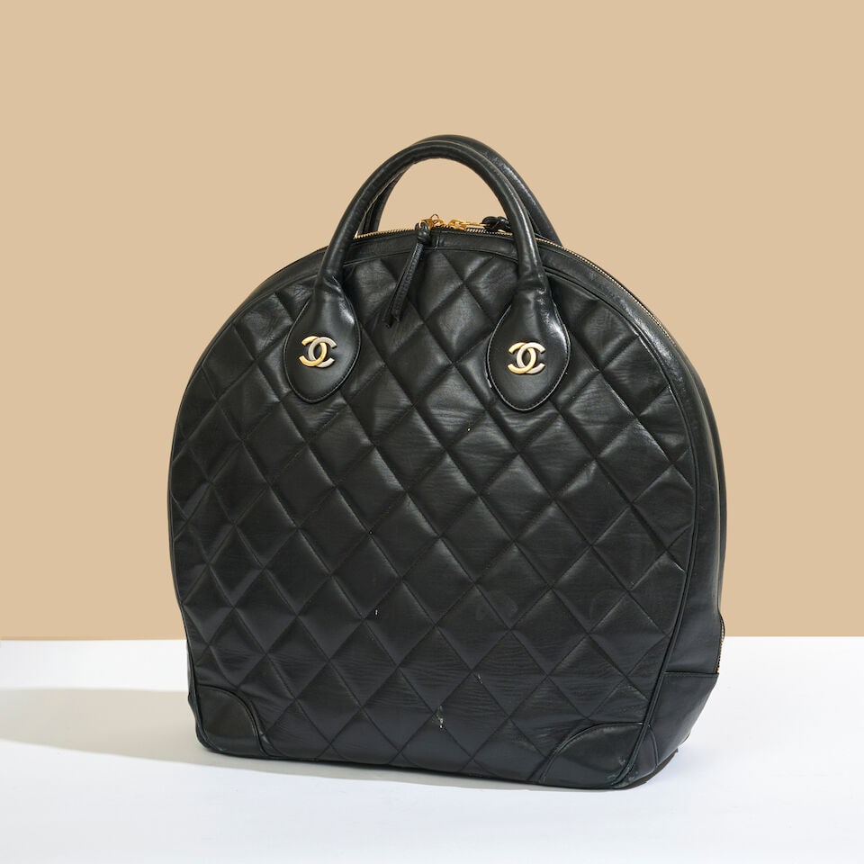 Chanel, 1997. Grand sac Rond en cuir agneau noir matelassé. Chanel, 1997. Large round bag i...: Chanel, 1997. Grand sac Rond en cuir agneau noir matelassé. Chanel, 1997. Large round bag in black quilted lambskin. Directeur artistique: Karl Lagerfeld. Hologramme, mais pas de carte d'authenti