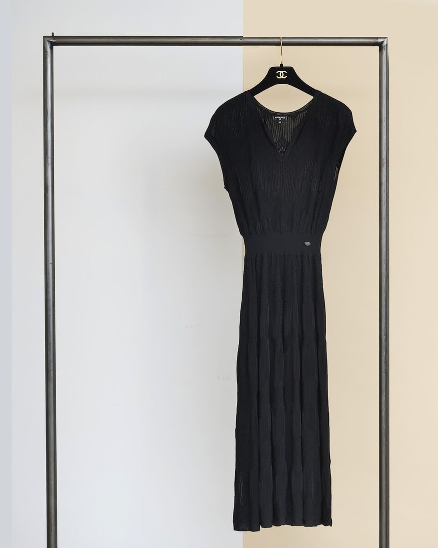 Chanel, collection Métiers d'Art 'Ancient Egypt' 2019. Robe en maille fine noire à mot...: Chanel, collection Métiers d'Art 'Ancient Egypt' 2019. Robe en maille fine noire à motif de chevrons. Chanel, 2019 'Ancient Egypt' Métiers d'Art collection. Black fine-knit dress with