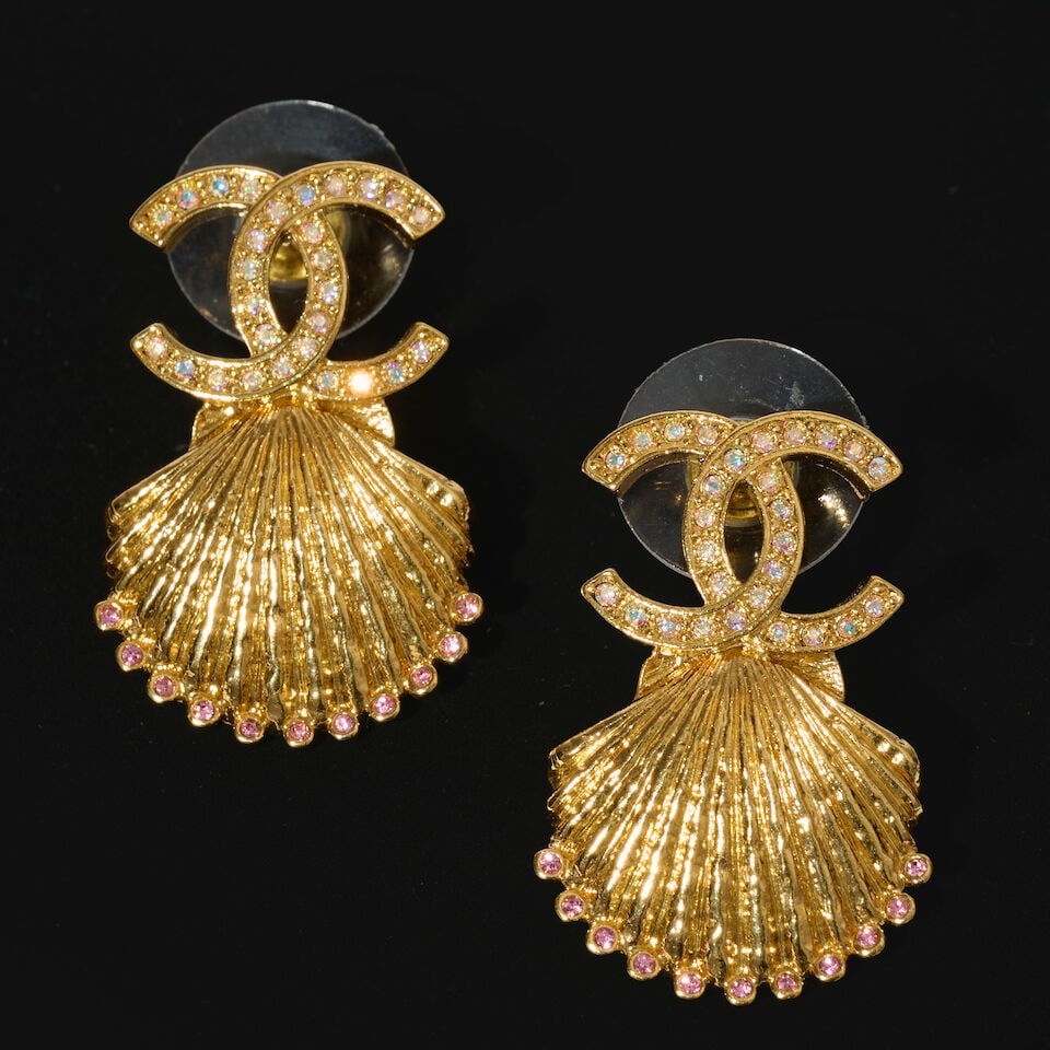 Chanel, collection Croisière 2023. Paire de boucles d'oreilles Coquillages en métal do...: Chanel, collection Croisière 2023. Paire de boucles d'oreilles Coquillages en métal doré strassé. Chanel, Cruise 2023 collection. Pair of Shell earrings in gold-tone metal with