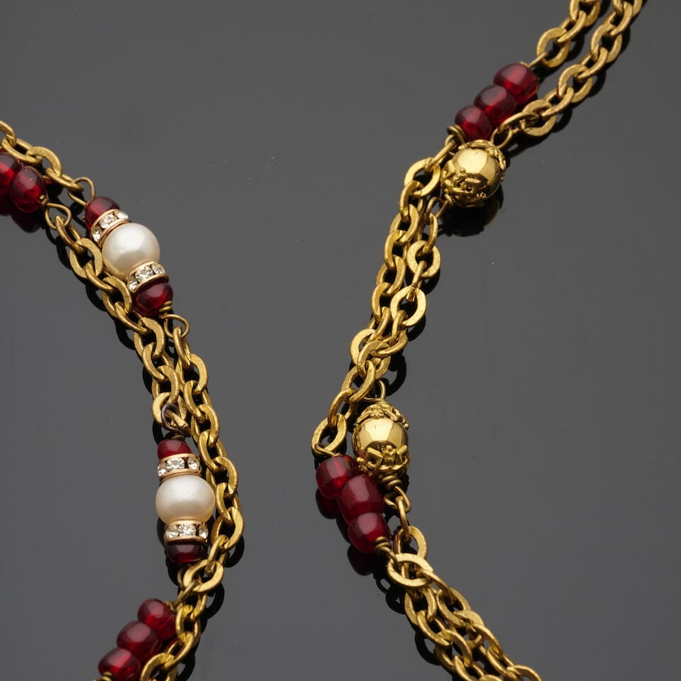 Chanel, circa 1983. Long sautoir chaine doré entrecoupée de perles rouges et perles d'... - 2