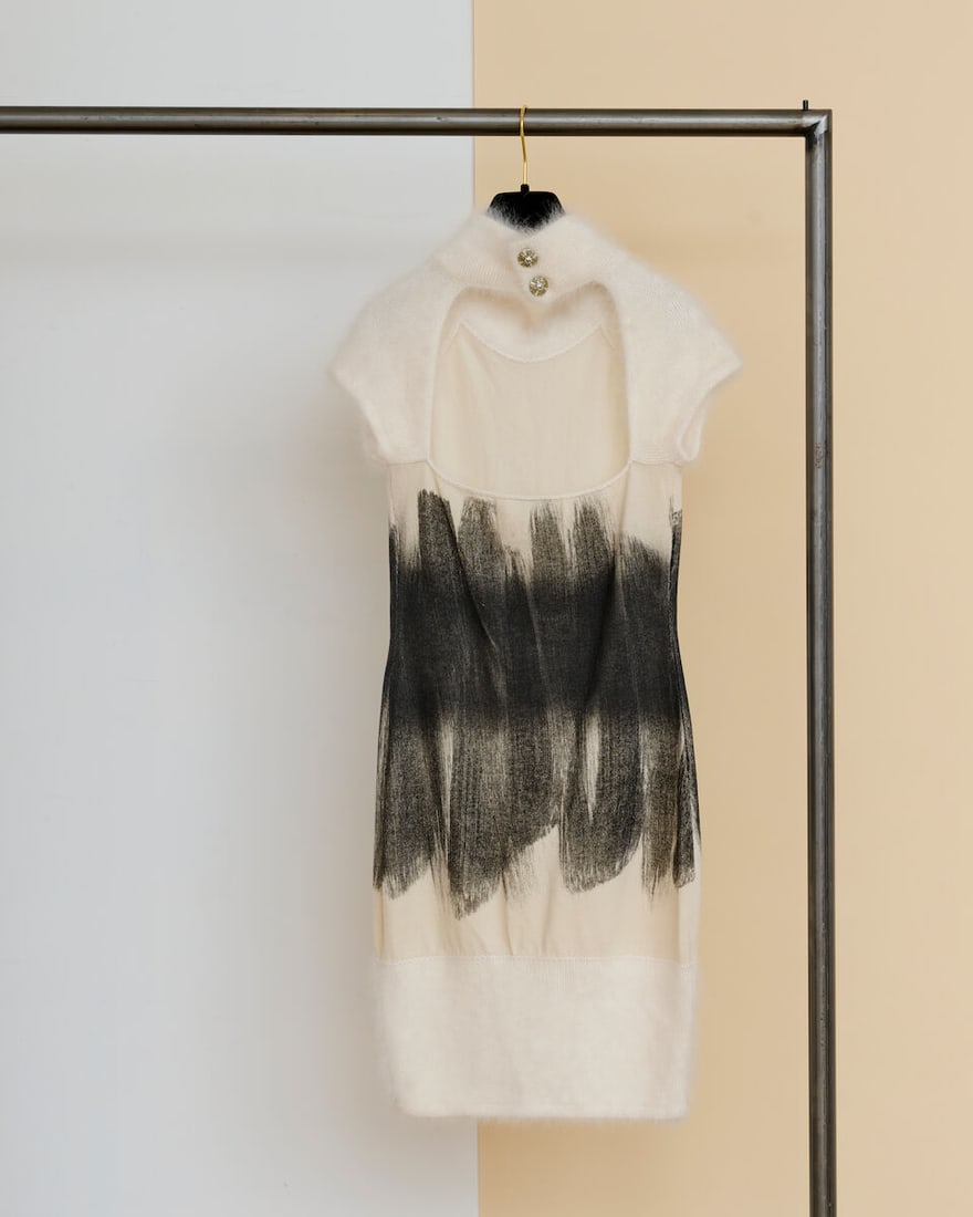 Chanel, collection Prêt à Porter, Automne/Hiver 2010. Robe d'hiver dos nu en cachemire... - 3