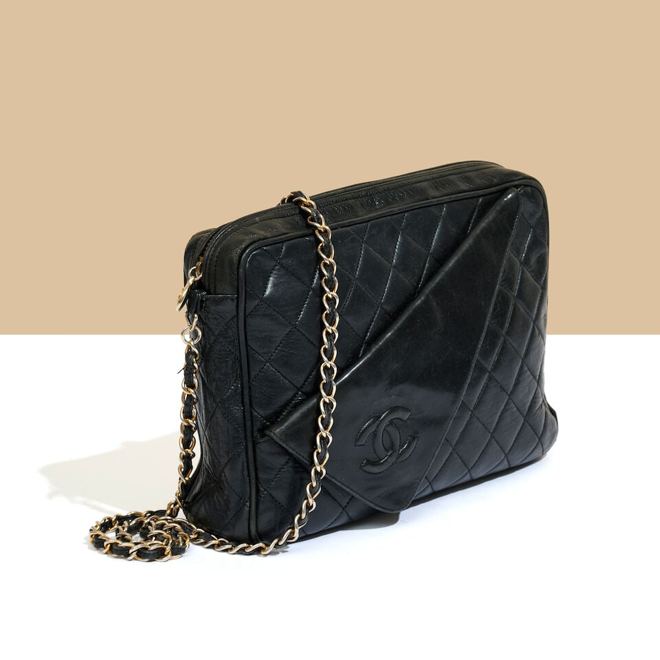Chanel, années 1990. Sac Camera Enveloppe en cuir agneau matelassé noir. Chanel, 1990s... - 2