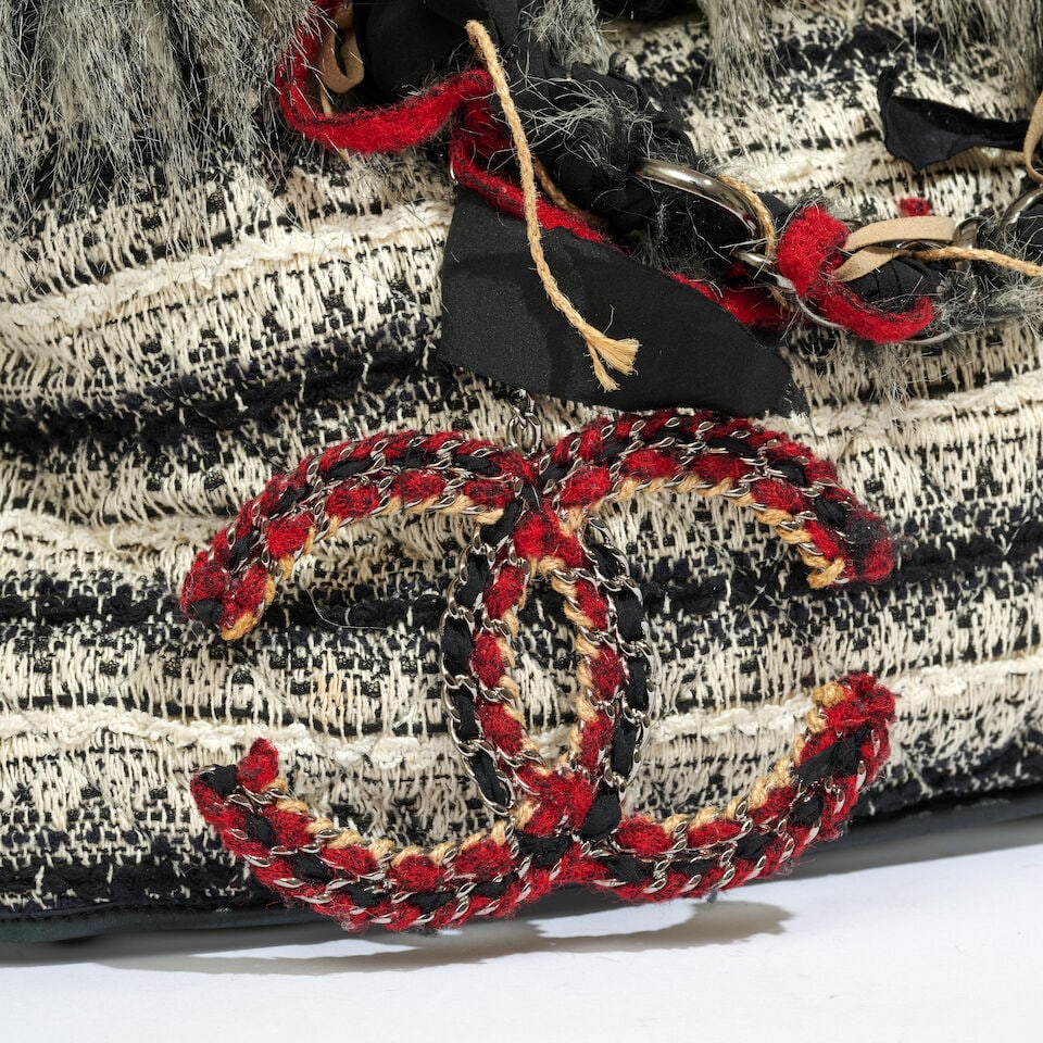 Chanel, année 2010. Sac Fantasy en tweed noir, écru, fausse fourrure et cuir matelass&... - 2