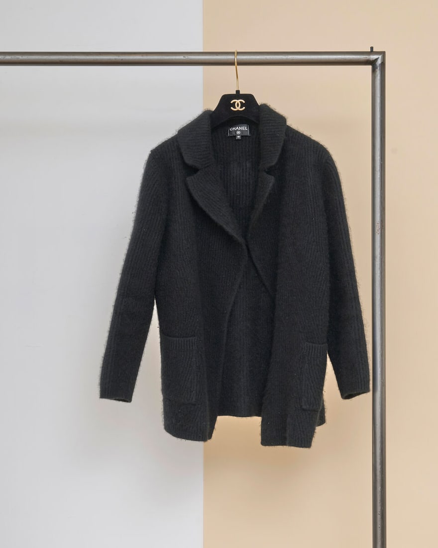 Chanel, collection Prêt-à-Porter, Automne/Hiver 2017. Gilet ouvert en cachemire cô...: Chanel, collection Prêt-à-Porter, Automne/Hiver 2017. Gilet ouvert en cachemire côtelé noir, brodé 'Gabrielle' au dos. Chanel, Fall/Winter 2017 Ready-to-Wear collection.