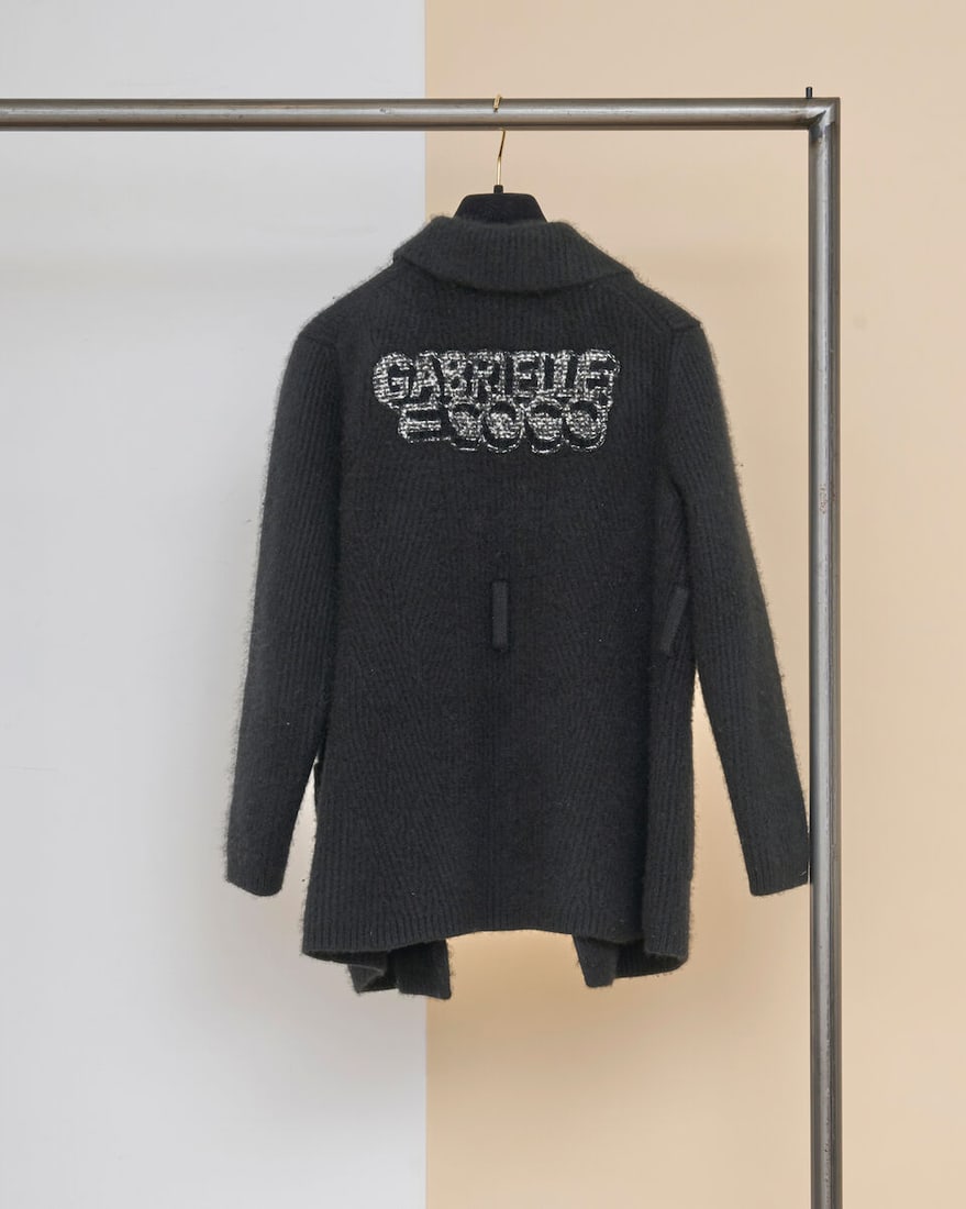 Chanel, collection Prêt-à-Porter, Automne/Hiver 2017. Gilet ouvert en cachemire cô... - 2