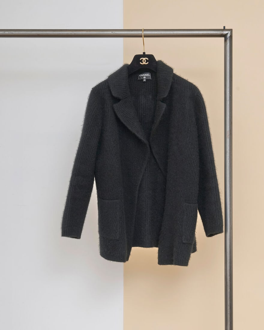 Chanel, collection Prêt-à-Porter, Automne/Hiver 2017. Gilet ouvert en cachemire cô... - 3