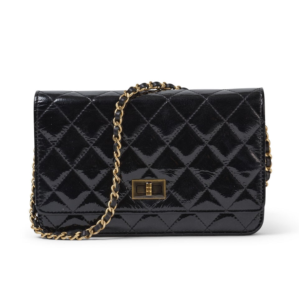 Chanel, année 2014. Wallet on Chain en cuir vernis matelassé noir. Chanel, 2014. Walle...: Chanel, année 2014. Wallet on Chain en cuir vernis matelassé noir. Chanel, 2014. Wallet on Chain in black quilted patent leather. Anse bandoulière. Hologramme. Cross body strap. Hologra