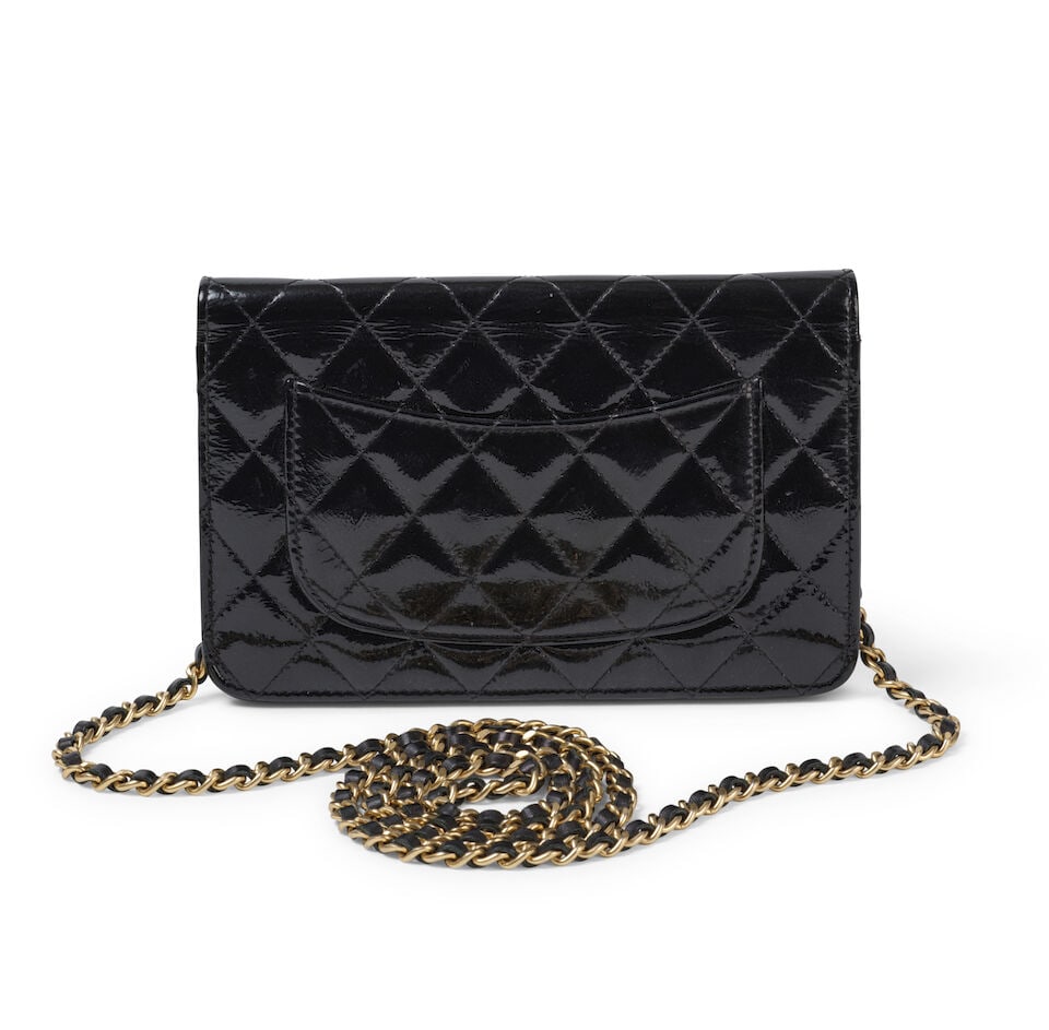 Chanel, année 2014. Wallet on Chain en cuir vernis matelassé noir. Chanel, 2014. Walle... - 2