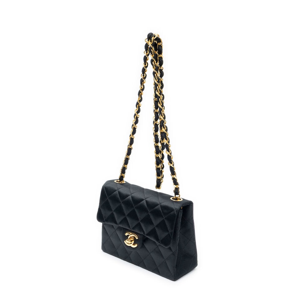 Chanel, circa 1986. Sac Mini Classique en satin noire matelassée. Chanel, circa 1986. Mini ... - 2