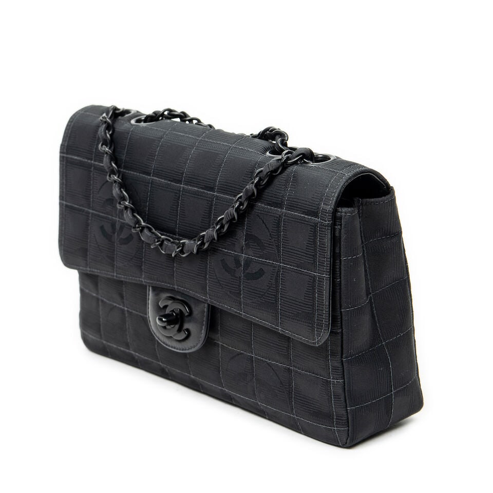 Chanel, circa 2000. Sac Classique Travel Line en nylon noir. Chanel, circa 2000. Black nylon Cla... - 2