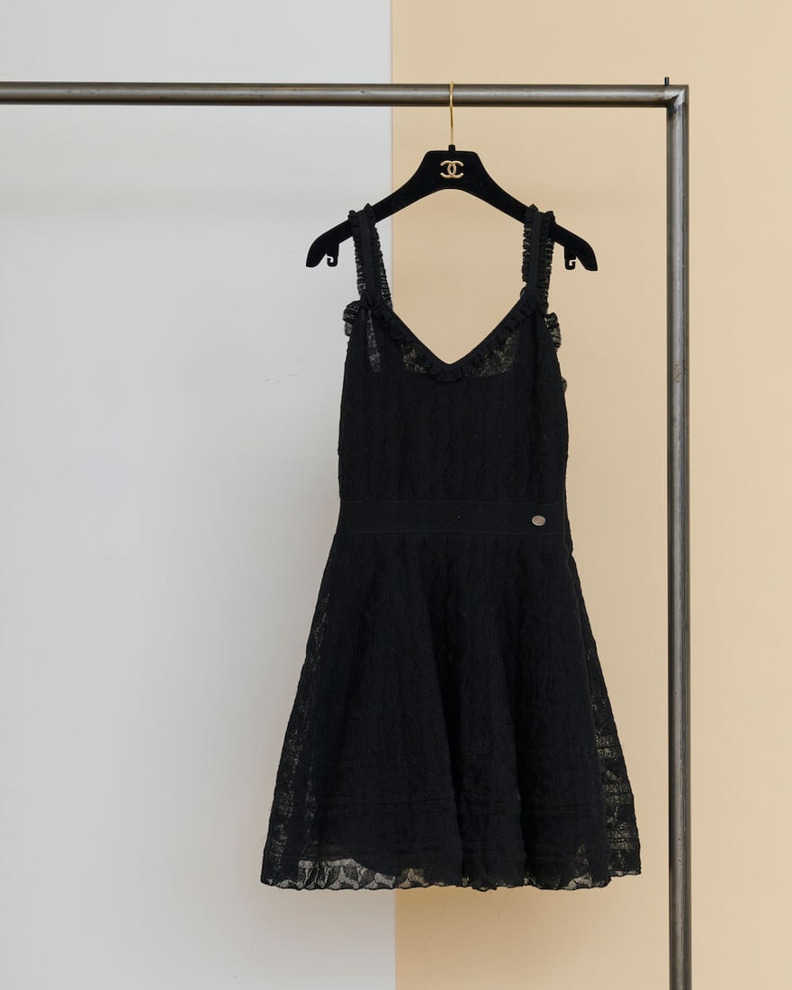 Chanel, collection Prêt à Porter, Printemps/Eté 2017. Robe à bretelles en ma...: Chanel, collection Prêt à Porter, Printemps/Eté 2017. Robe à bretelles en maille ajourée noire à motif floral. Chanel, Spring/Summer 2017 Ready-to-Wear collection. Black 