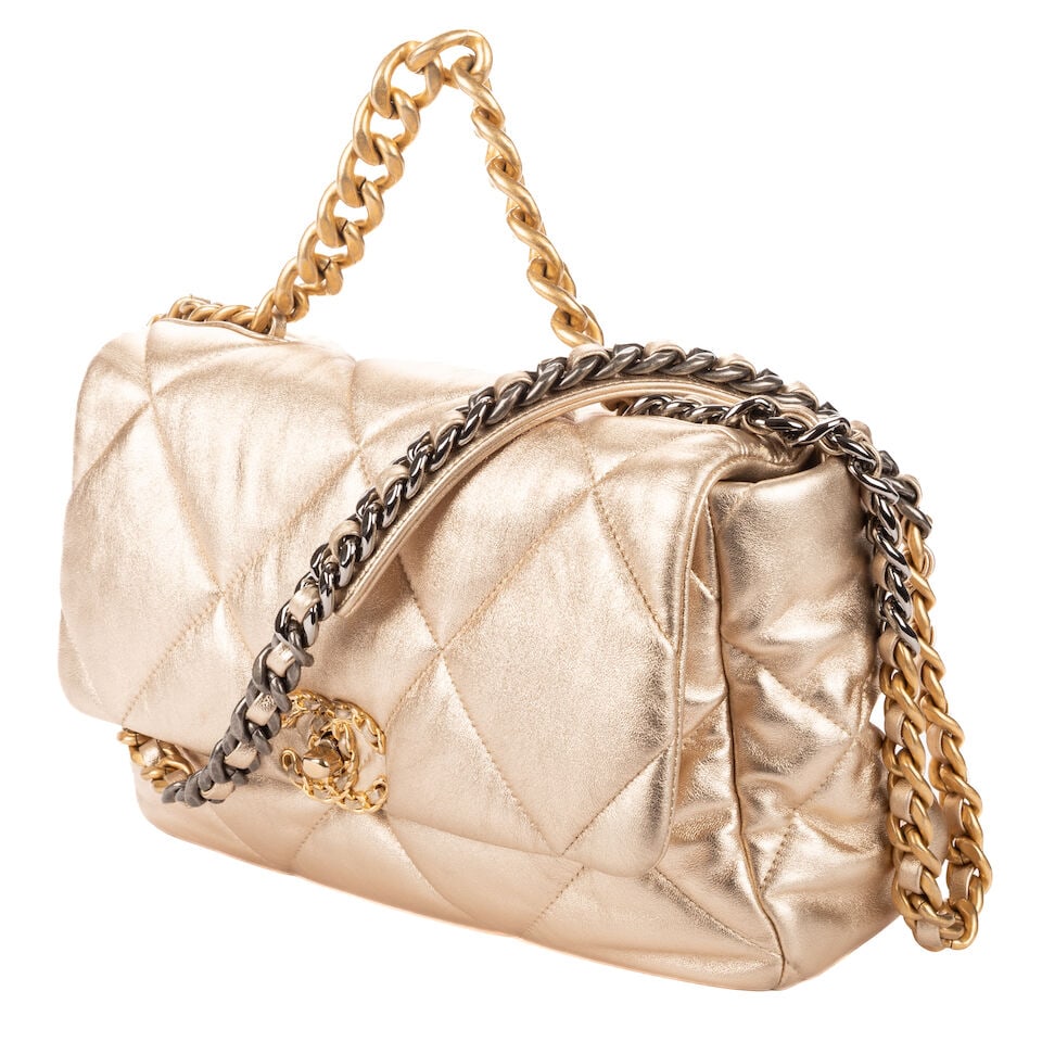 Chanel, 2021. Sac Classique 19 en cuir métallisé or. Chanel, 2021. Classique 19 bag in... - 2