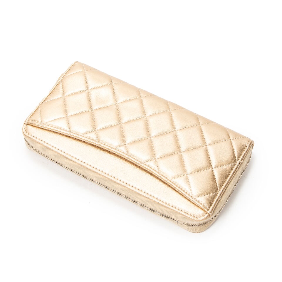 Chanel, circa 2021. Wallet en cuir or matelassé. Chanel, circa 2021. Quilted gold leather w... - 2