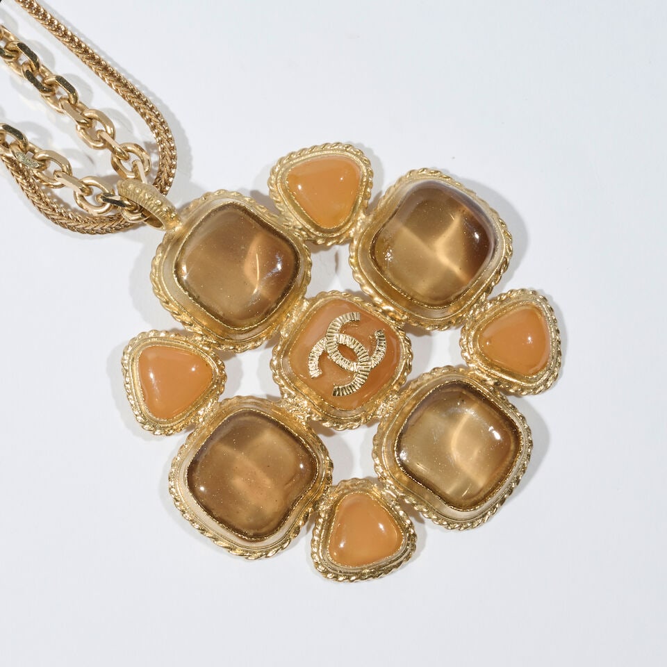 Chanel, collection Printemps/Eté 2011. Pendentif de cabochons de pate de verre sur une mult... - 2