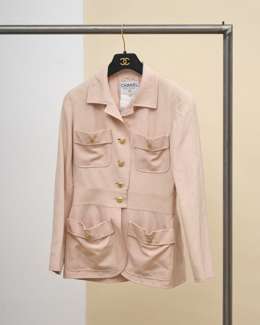 Chanel, années 1990. Veste d'inspiration saharienne en lin rose. Chanel, 1990s. Pink linen ...: Chanel, années 1990. Veste d'inspiration saharienne en lin rose. Chanel, 1990s. Pink linen safari-style jacket. Directeur artistique: Karl Lagerfeld. Taille approximative/Approximative size: