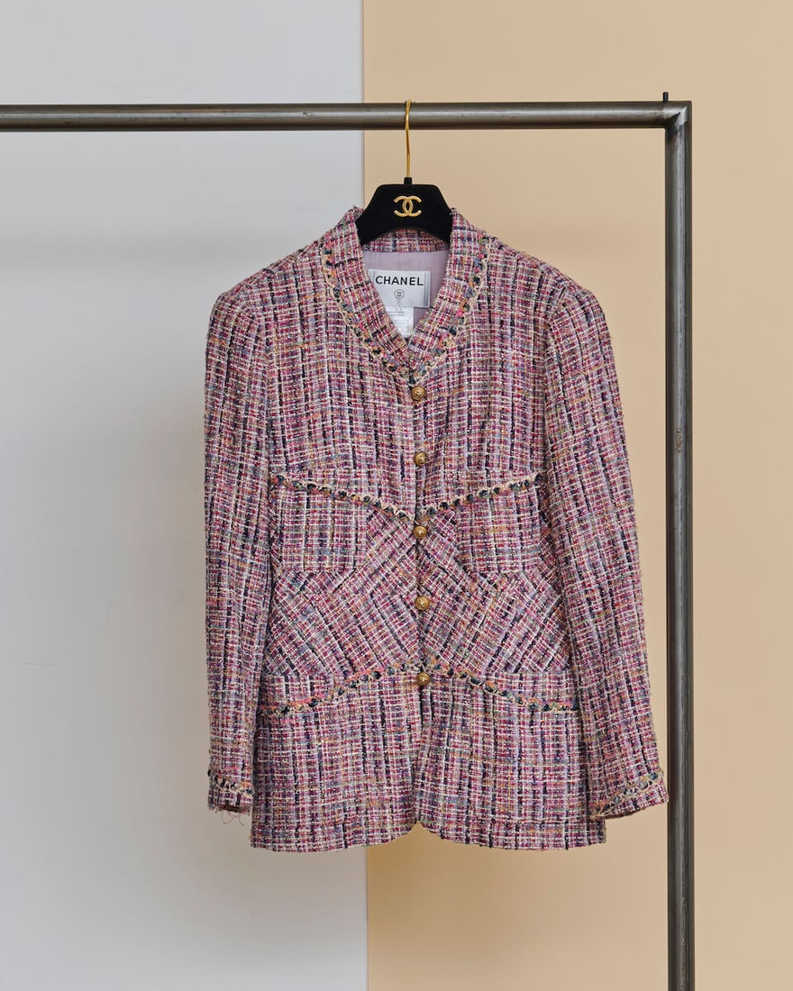Chanel, collection Prêt à Porter, Automne/Hiver 2003. Veste en tweed dans les tons ros...: Chanel, collection Prêt à Porter, Automne/Hiver 2003. Veste en tweed dans les tons rose, violets. Chanel, Ready-to-Wear collection, Autumn/Winter 2003. Tweed jacket in shades of pink and pur
