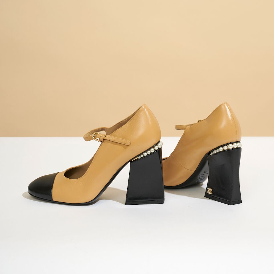 Chanel. Escarpins à talons perlés en cuir agneau bicolore beige et noir. Chanel. Two-...: Chanel. Escarpins à talons perlés en cuir agneau bicolore beige et noir. Chanel. Two-tone beige and black lambskin pumps with pearl-embellished heels. Pointure indiquée/Size indicated: