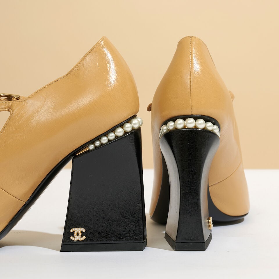 Chanel. Escarpins à talons perlés en cuir agneau bicolore beige et noir. Chanel. Two-... - 2