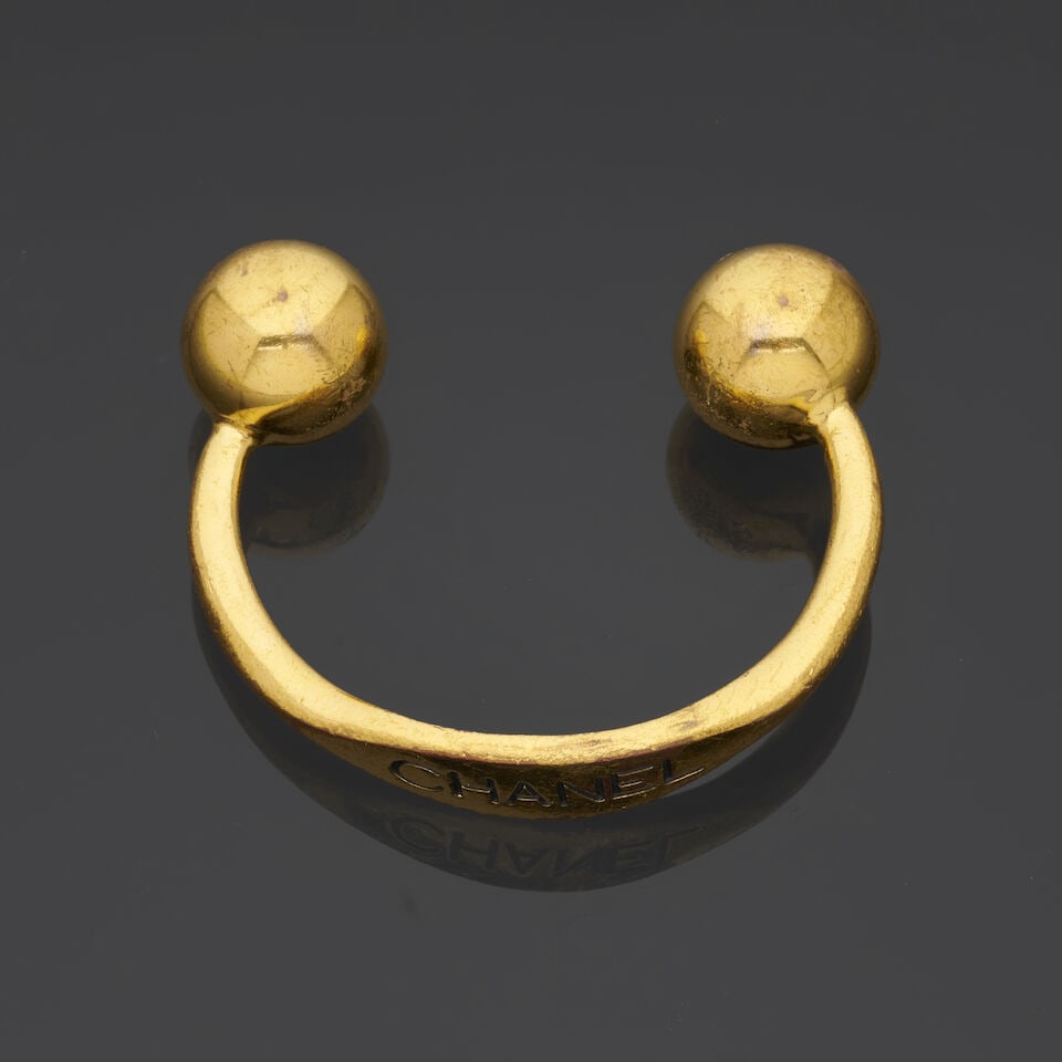 Chanel x Victoire de Castellane, collection Croisière 1992. Bracelet jonc en métal dor... - 2
