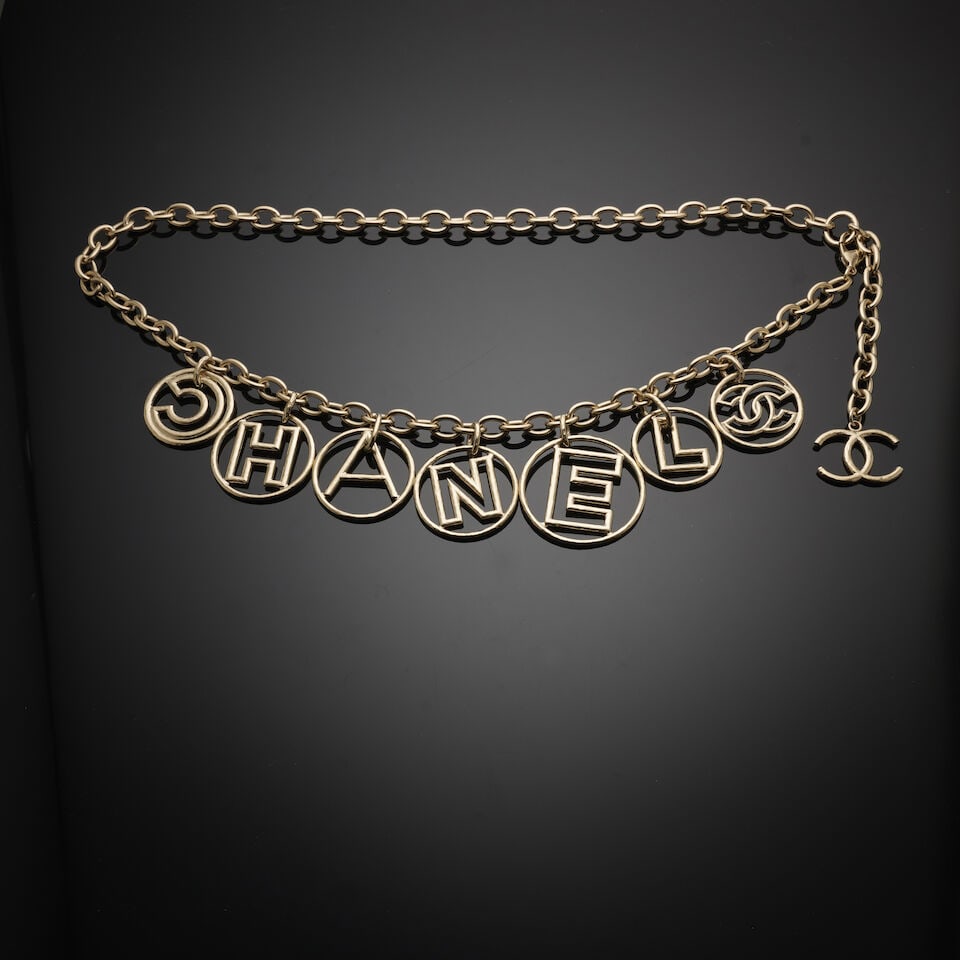 Chanel, collection Croisière 'Paris - Cuba' 2017. Ceinture chaine en métal martelé...: Chanel, collection Croisière 'Paris - Cuba' 2017. Ceinture chaine en métal martelé à médaillons au nom de la Maison. Chanel, 2017 'Paris-Cuba' Cruise collection. Hammered