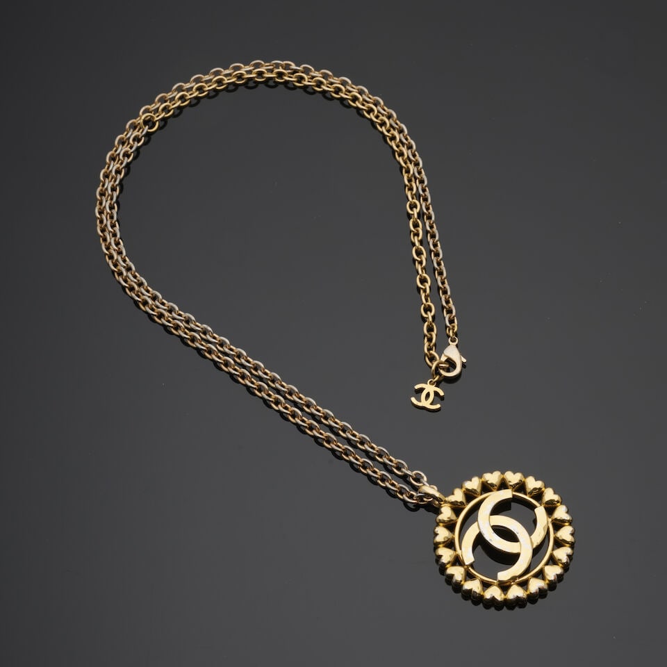 Chanel, collection Printemps/Eté 2023. Sautoir CC de Cœurs en métal doré. Ch... (1 of 1)