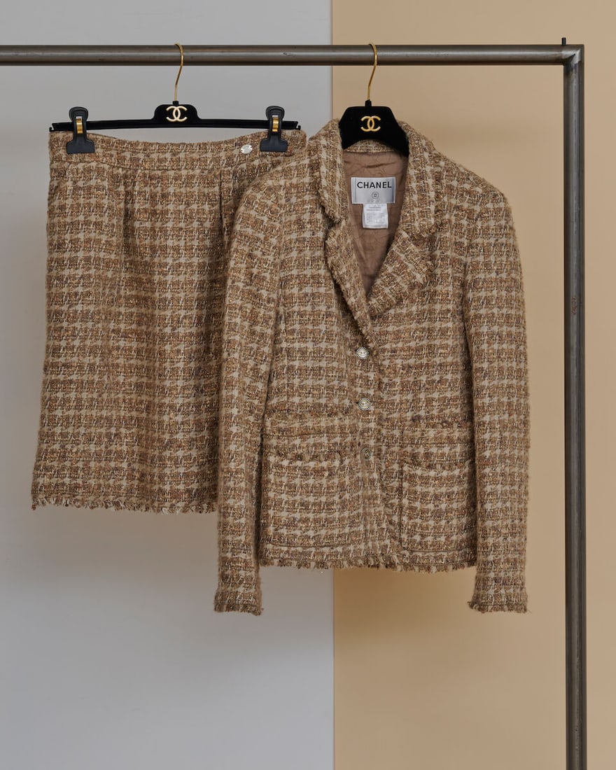 Chanel, collection Prêt à Porter, Automne/Hiver 2005. Tailleur jupe en tweed beige, ro...: Chanel, collection Prêt à Porter, Automne/Hiver 2005. Tailleur jupe en tweed beige, rose et lurex or. Chanel, Ready-to-Wear collection, Autumn/Winter 2005. Beige, pink, and gold Lurex tweed
