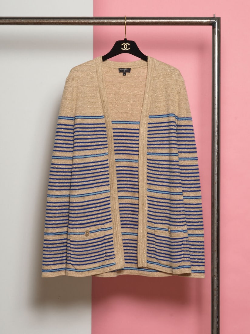 Chanel, collection Croisière 'La Pausa' 2019. Gilet ouvert en lin mélangé beige &...: Chanel, collection Croisière 'La Pausa' 2019. Gilet ouvert en lin mélangé beige à rayures bleues et lurex or. Chanel, 'La Pausa' Cruise 2019 collection. Open-front vest in a beige