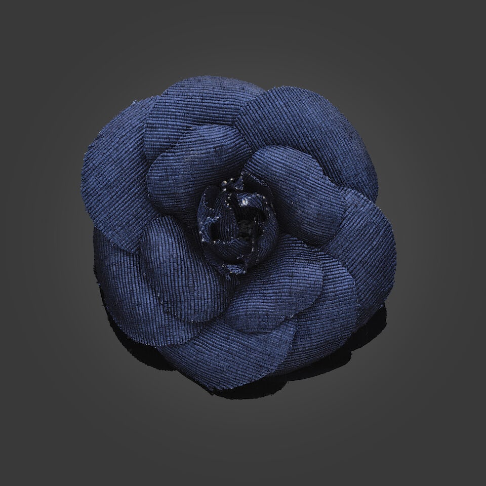 Chanel, début des années 2010. Broche Camélia en toile milleraies marine. Chanel,...: Chanel, début des années 2010. Broche Camélia en toile milleraies marine. Chanel, beginning of the 2010s. Camélia brooch in navy milleraies canvas. Directeur artistique : Karl