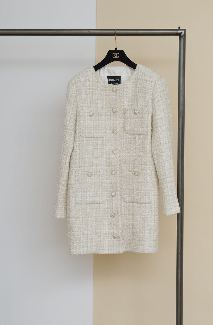 Chanel Sample, collection Prêt à Porter, Automne/Hiver 2035. Manteau en tweed écr...: Chanel Sample, collection Prêt à Porter, Automne/Hiver 2035. Manteau en tweed écru et lurex brodé irisé. Chanel sample, Ready-to-Wear collection, Autumn/Winter 2035. Ecru twee