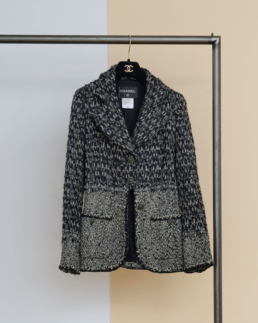 Chanel, collection Prêt à Porter, Automne/Hiver 2011. Veste en tweed noir et blanc ...: Chanel, collection Prêt à Porter, Automne/Hiver 2011. Veste en tweed noir et blanc à motif inversé. Chanel, Fall/Winter 2011 Ready-to-Wear collection. Black and white tweed jacket