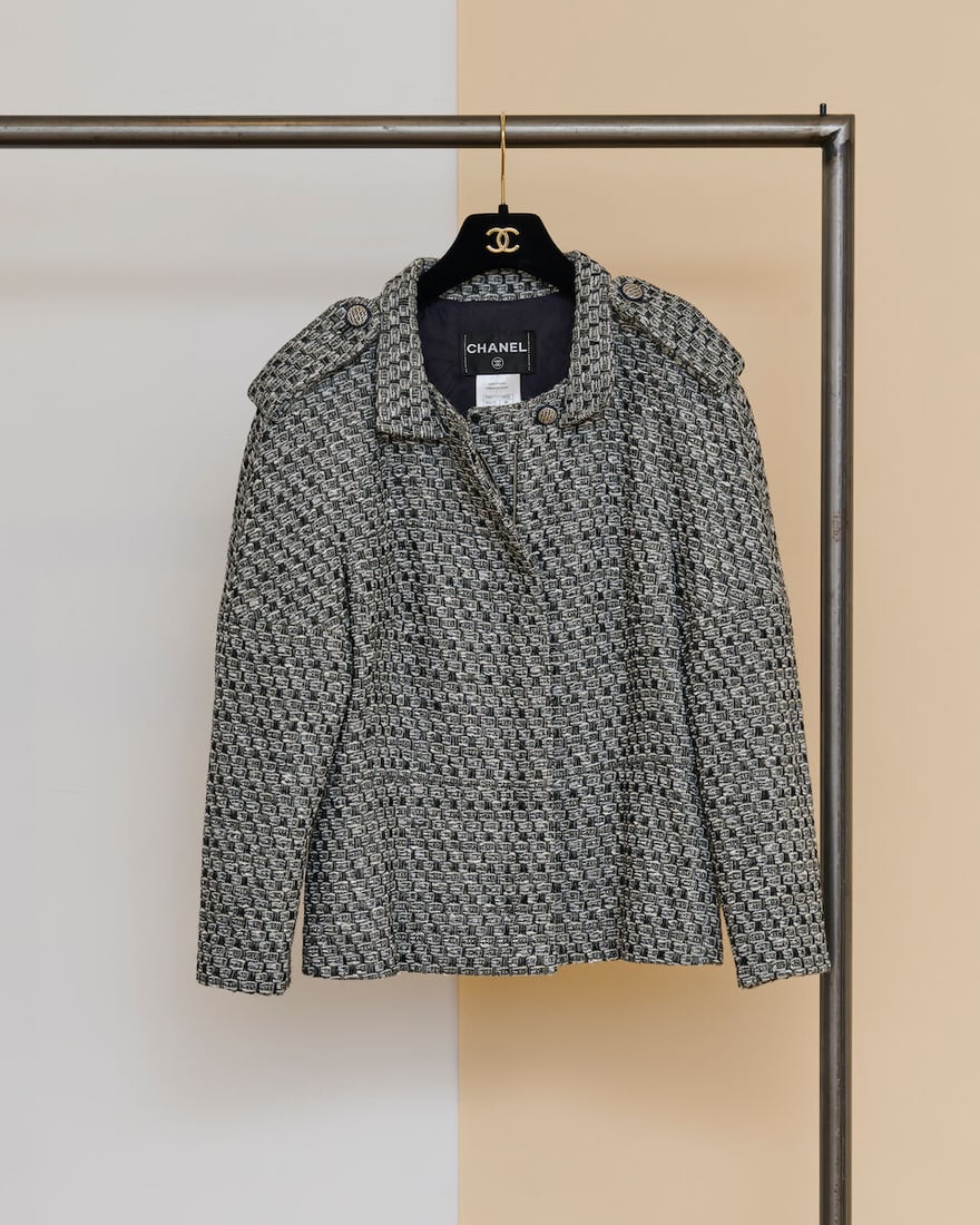 Chanel, collection Prêt à Porter, Automne/Hiver 2013. Veste zippée en tweed noir,...: Chanel, collection Prêt à Porter, Automne/Hiver 2013. Veste zippée en tweed noir, blanc et argent. Chanel, Fall/Winter 2013 Ready-to-Wear collection. Black, white, and silver tweed