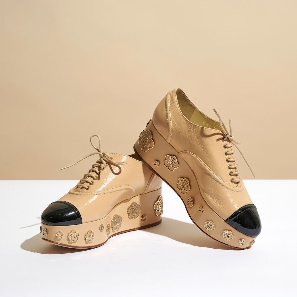 Chanel. Derbies en cuir vieilli beige et vernis noir, plateformes agrémentées de Cam&#...: Chanel. Derbies en cuir vieilli beige et vernis noir, plateformes agrémentées de Camélias. Chanel. Beige distressed leather and black patent leather derbies, with platforms embellished 