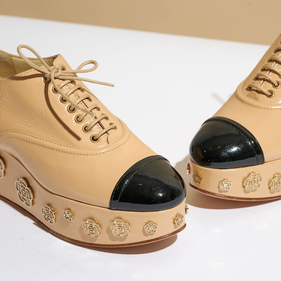 Chanel. Derbies en cuir vieilli beige et vernis noir, plateformes agrémentées de Cam&#... - 2