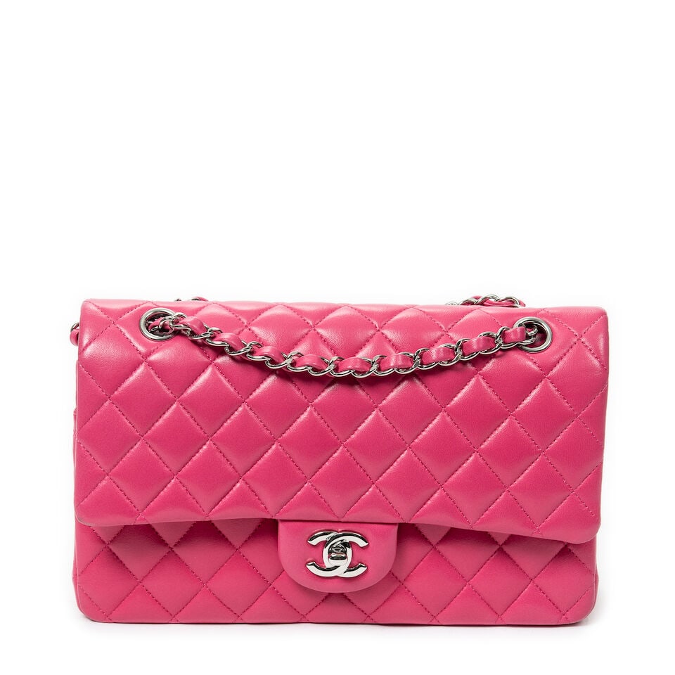 Chanel, année 2014. Sac Classique double rabat en cuir rose. Chanel, year 2014. Classic dou...: Chanel, année 2014. Sac Classique double rabat en cuir rose. Chanel, year 2014. Classic double-flap bag in pink leather. Fermoir logo sur rabat, double anse chaîne en métal argenté