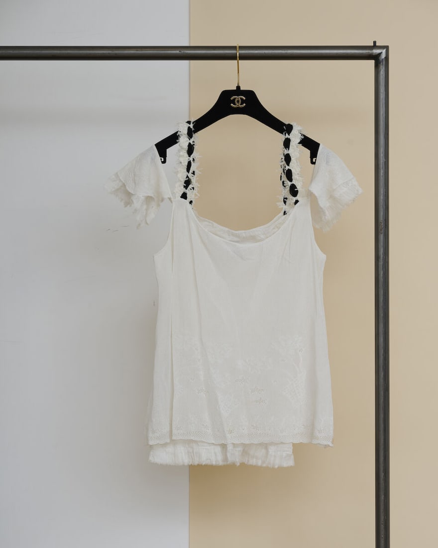Chanel, collection Prêt à Porter, Printemps/Eté 2005. Haut en maille blanche ajou...: Chanel, collection Prêt à Porter, Printemps/Eté 2005. Haut en maille blanche ajourée à petites manches dénudées et bretelles en tweed. Chanel, Spring/Summer 2005 Rea