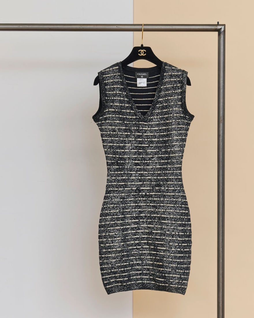 Chanel, collection Prêt à Porter Automne/Hiver 2010. Robe en laine et cachemire noir &... (1 of 2)
