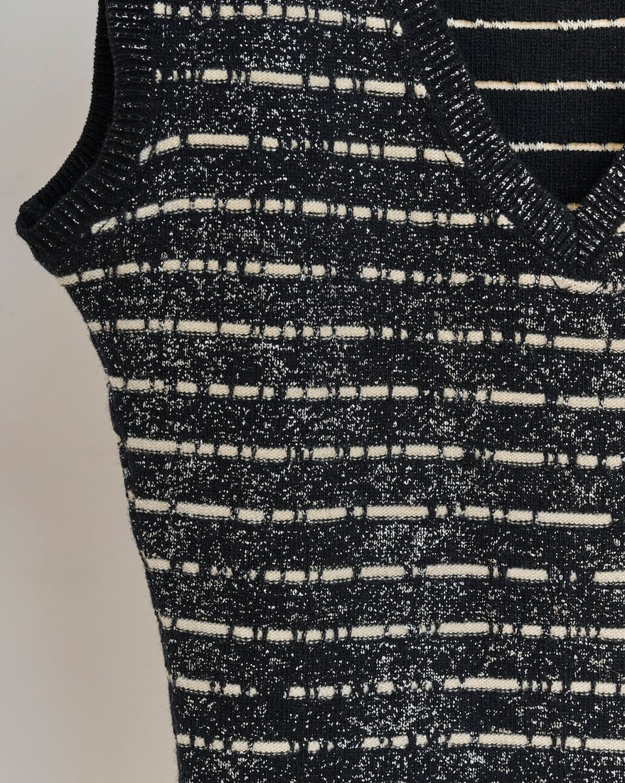 Chanel, collection Prêt à Porter Automne/Hiver 2010. Robe en laine et cachemire noir &... - 2