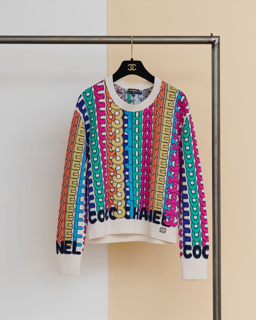 Chanel, collection Prêt à Porter, Automne/Hiver 2021. Pull en cachemire écru impr...: Chanel, collection Prêt à Porter, Automne/Hiver 2021. Pull en cachemire écru imprimé multicolore. Chanel, Fall/Winter 2021 Ready-to-Wear collection. Ecru cashmere sweater with a